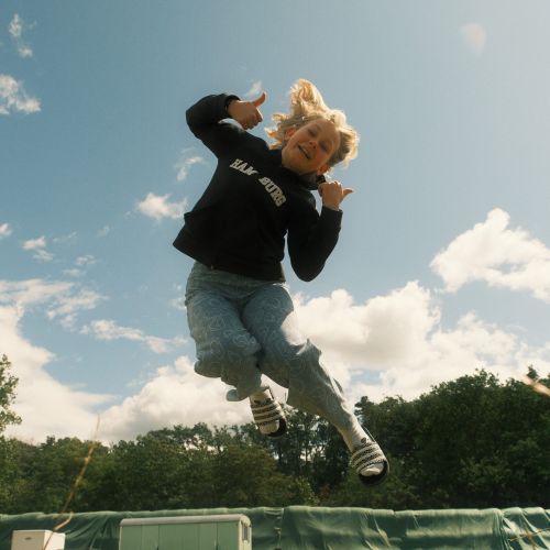 Bild Kind springt in die Luft